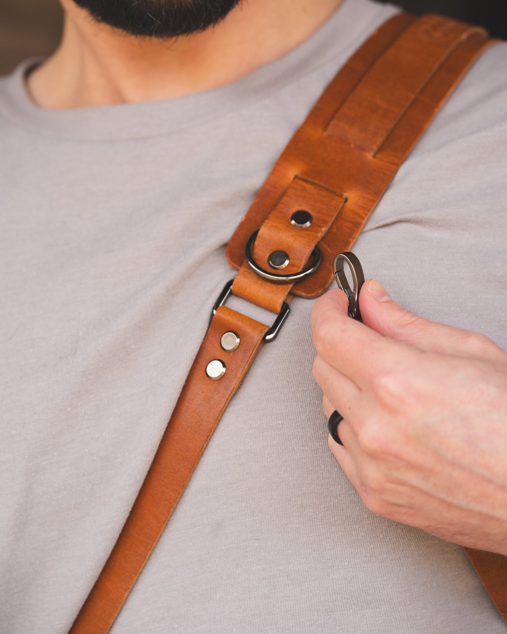 Journalist hybrid camera strap conversion feature